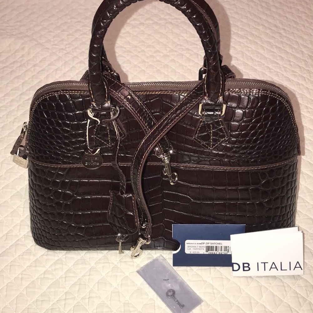 Like new Dooney and Bourke Alto leather croc embossed zip zip in brown tmoro